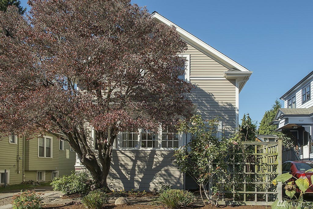 Property Photo:  4525 2nd Ave NE  WA 98105 