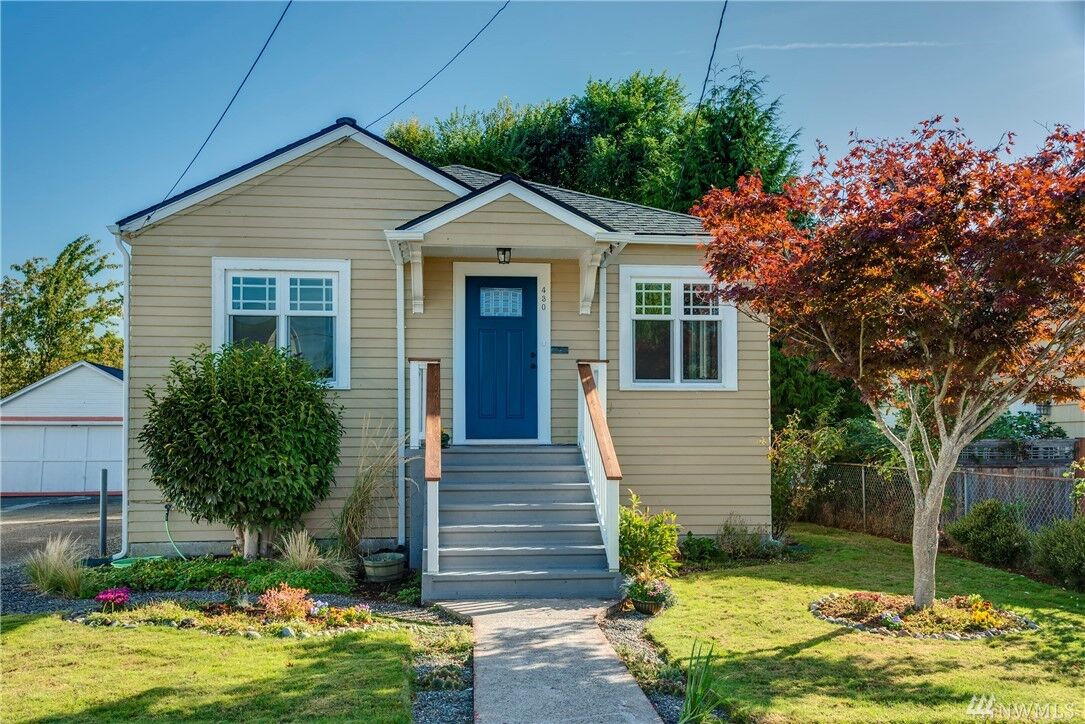 Property Photo:  430 Wells Ave N  WA 98057 