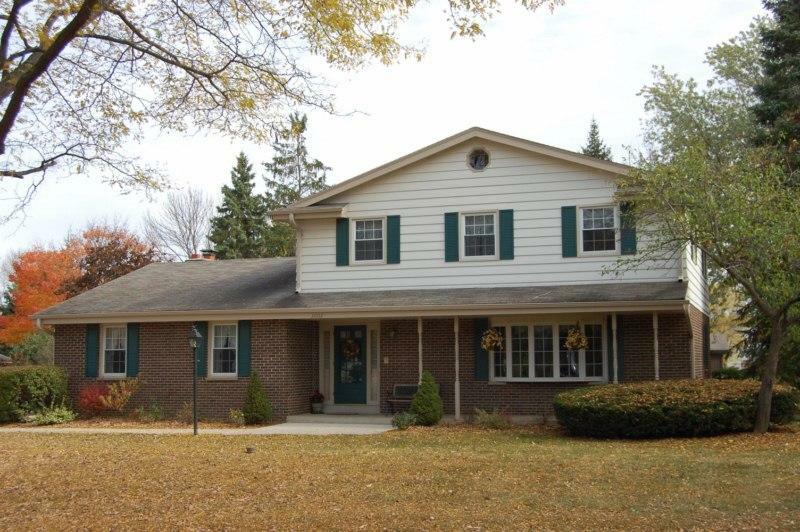 Property Photo:  3003 W Woodland Ct  WI 53092-2326 