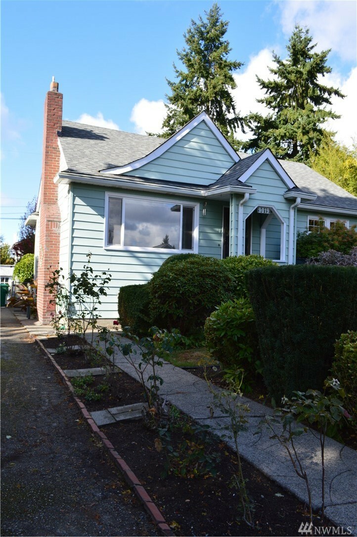 Property Photo:  9019 Dayton Ave N  WA 98103 