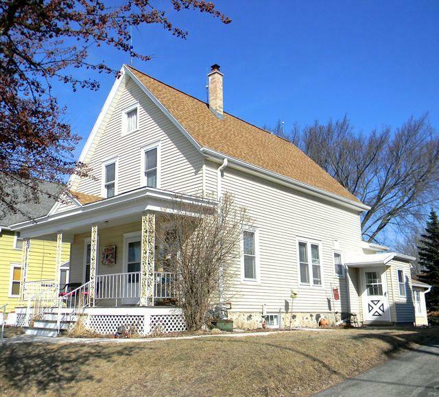 Property Photo:  808 Washington St  WI 53024 