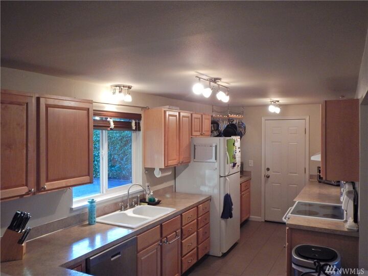 Property Photo:  1402 S 303rd St  WA 98003 
