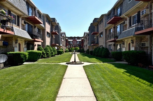 Property Photo: 5319 Delphia Avenue 319 IL 60656