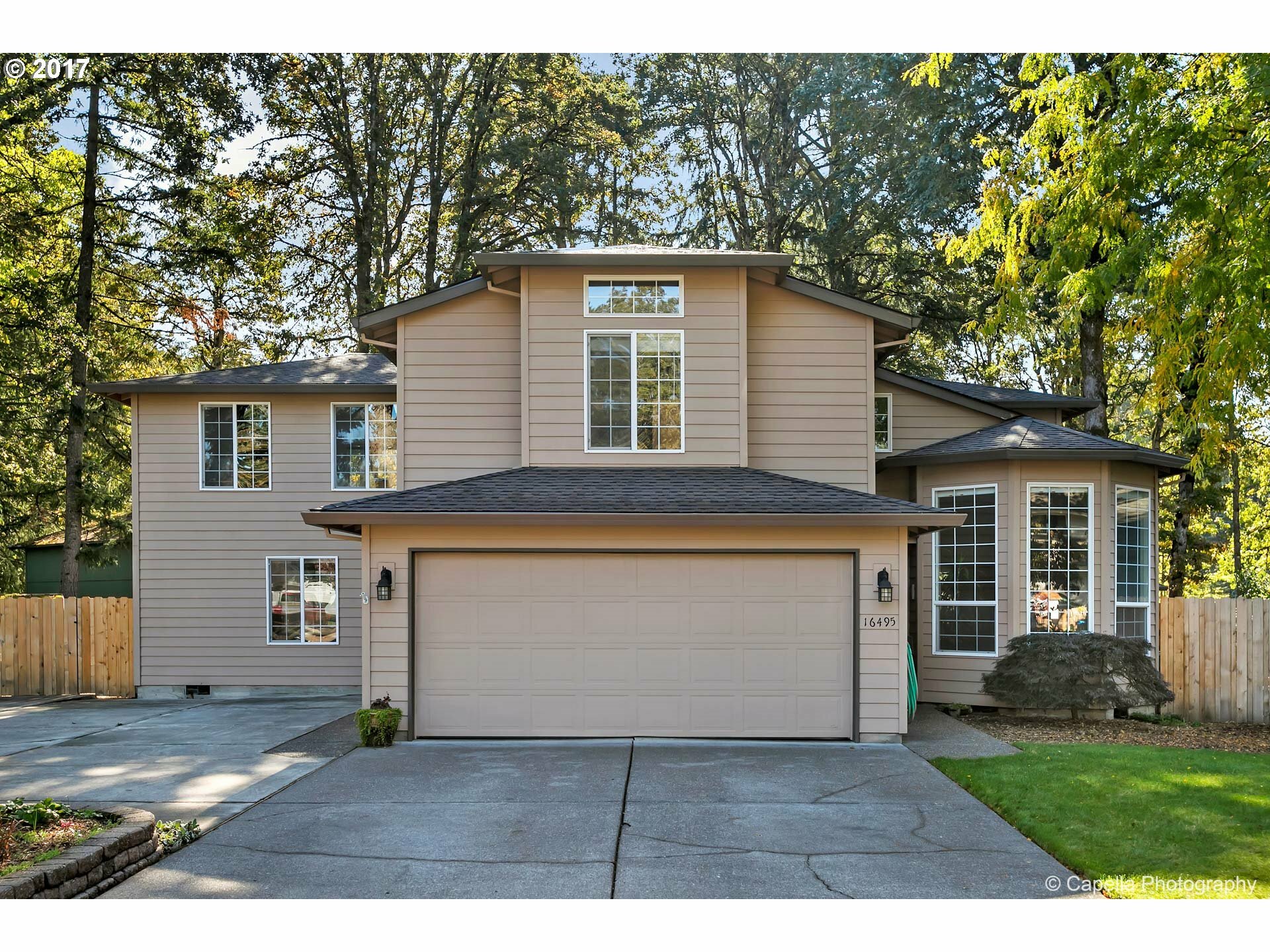Property Photo: 16495 SE Oakhurst Ct OR 97267