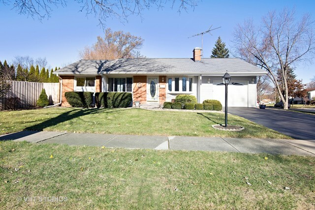 Property Photo:  1204 Sarasota Drive  IL 60090 