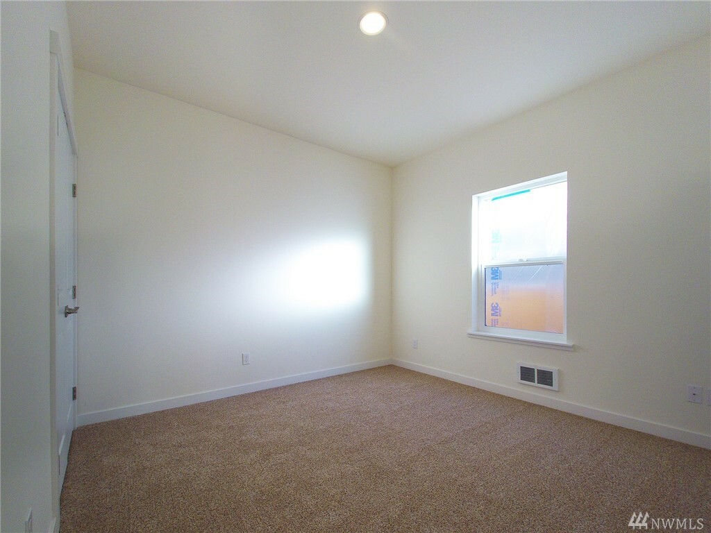 Property Photo:  101 Stratus Lp  WA 98382 