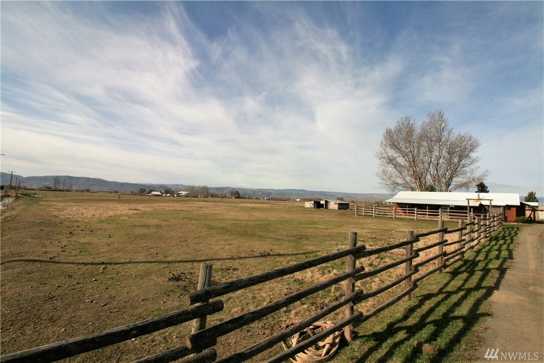 Property Photo:  3691 Fairview Rd  WA 98926 