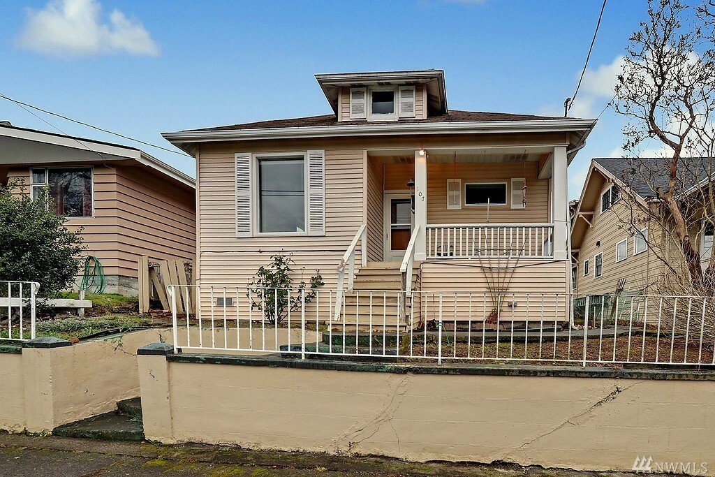 Property Photo:  107 N 82nd St  WA 98103 