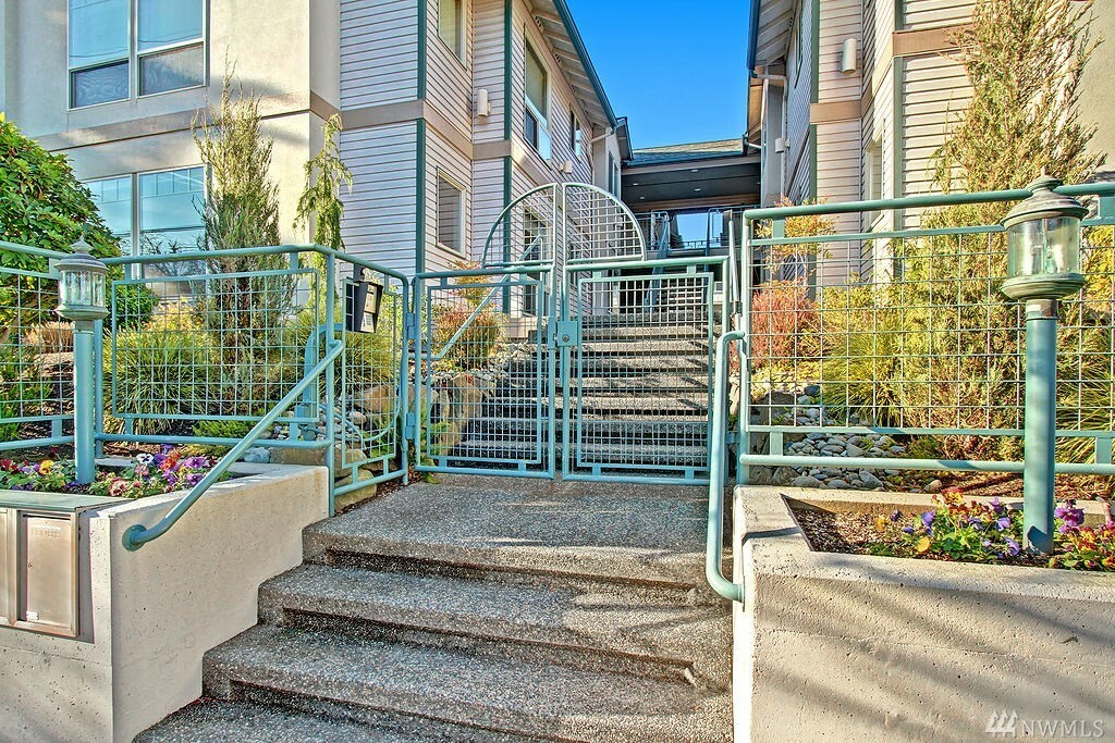 Property Photo:  323 3rd Ave N 103  WA 98020 