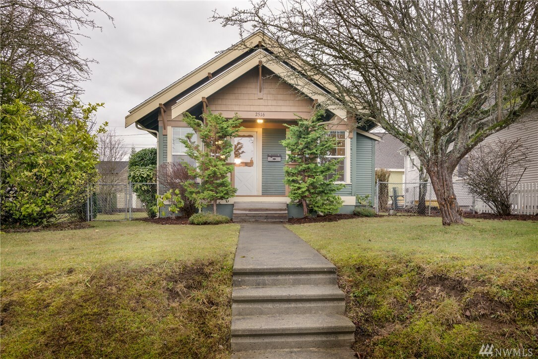 Property Photo:  2516 Vallette St  WA 98225 