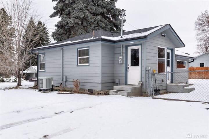 Property Photo: 307 N Kentucky Ave WA 98802