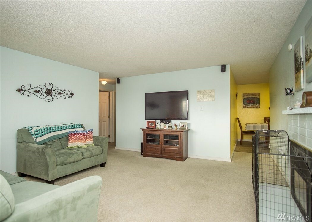 Property Photo:  600 Roswell Dr  WA 98310 