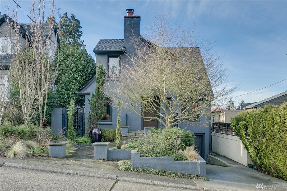 Property Photo:  2459 Nob Hill Ave N  WA 98109 