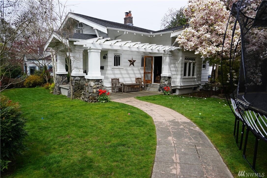 Property Photo:  2032 E Newton St  WA 98112 