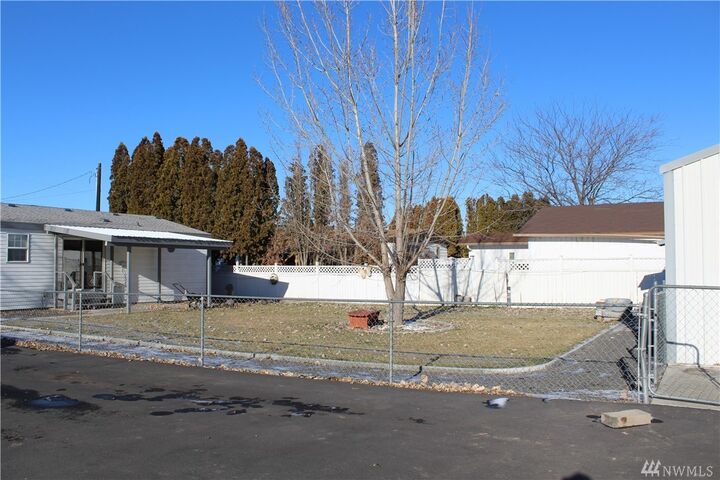 Property Photo:  30 N Gladiola St  WA 98851 