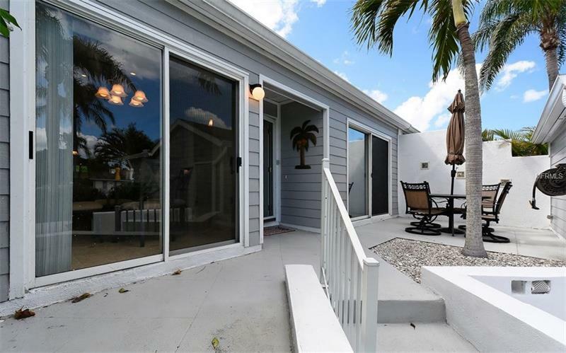 Property Photo:  1020 Ibis Court  FL 34209 