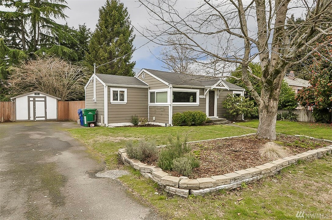 Property Photo:  11741 Phinney Ave N  WA 98133 