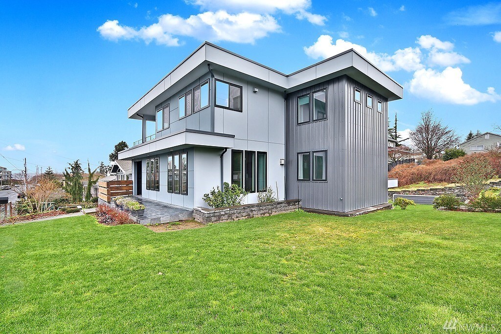 Property Photo:  655 Maple St  WA 98020 