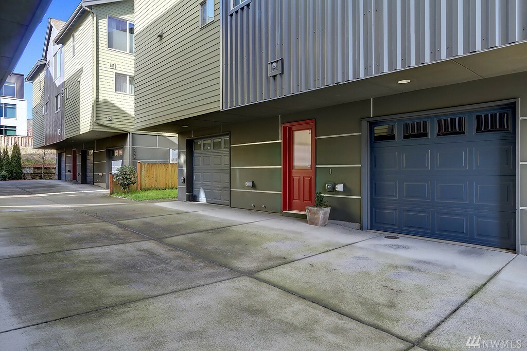 Property Photo:  4771 35th Ave S B  WA 98118 