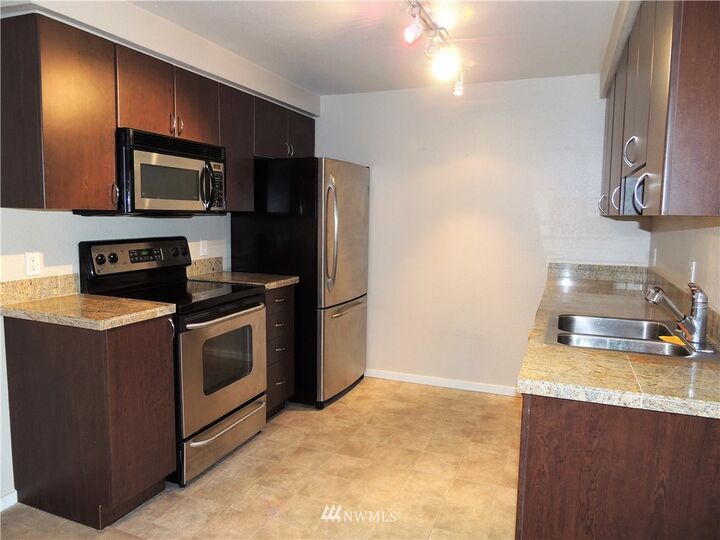 Property Photo:  221 9th Street C301  WA 98033 