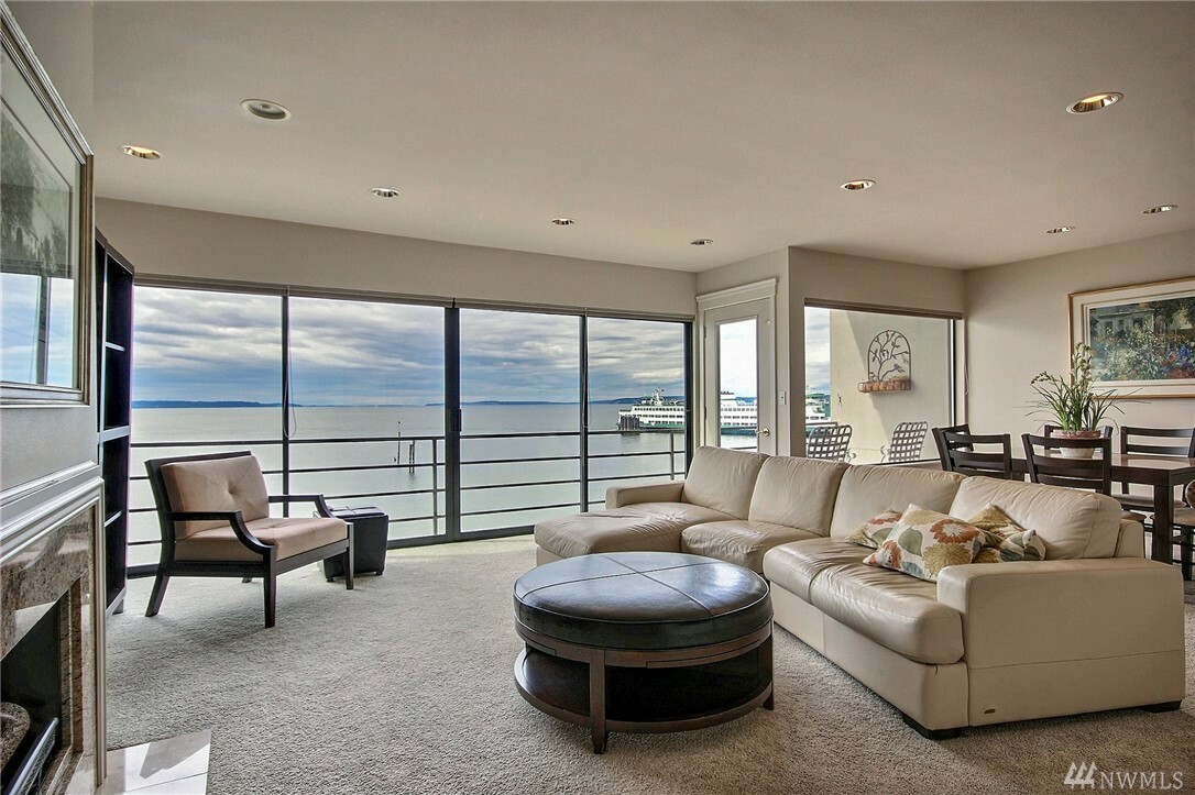 Property Photo:  200 Beach Place 404  WA 98020 