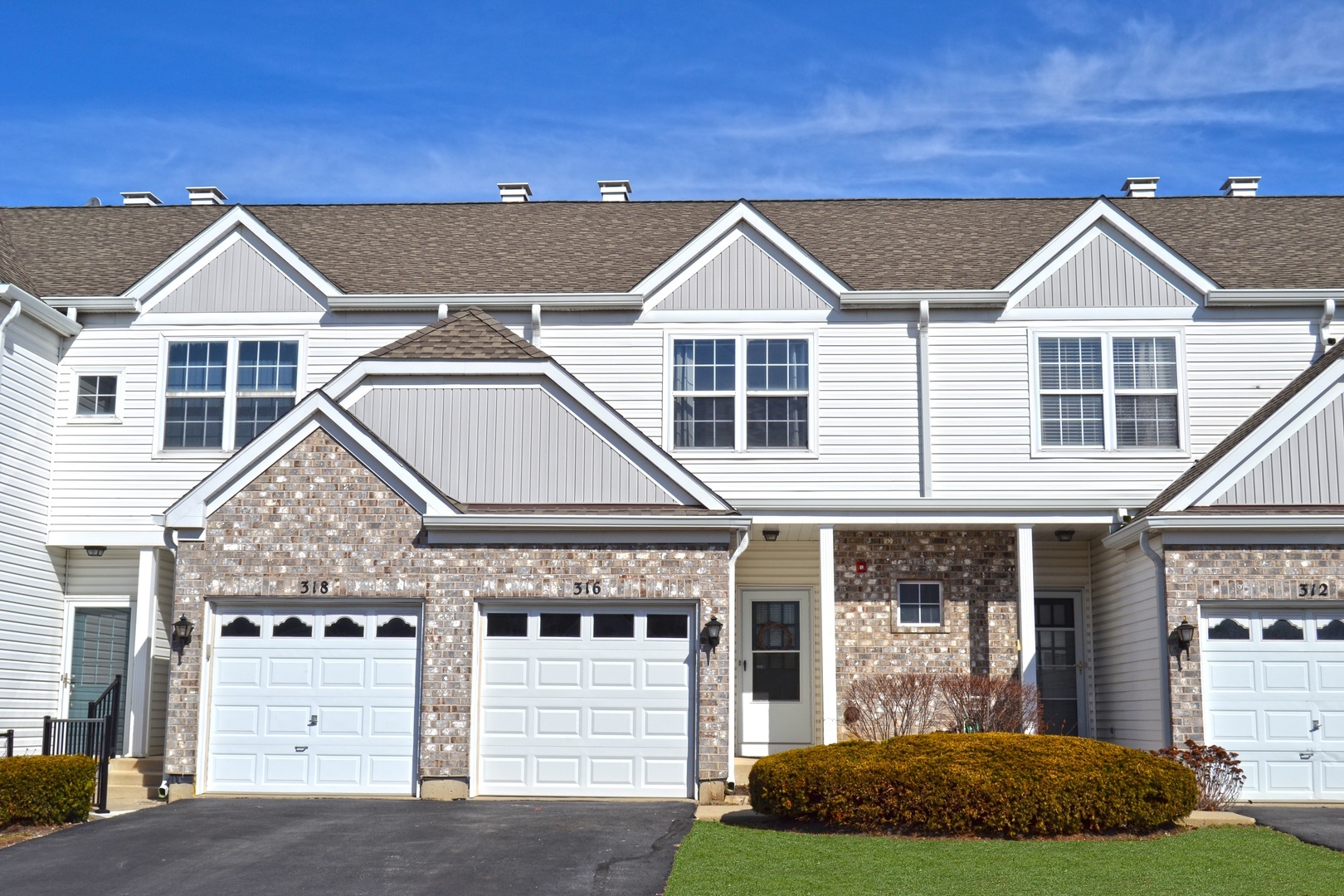 Property Photo: 316 Arboretum Drive IL 60148