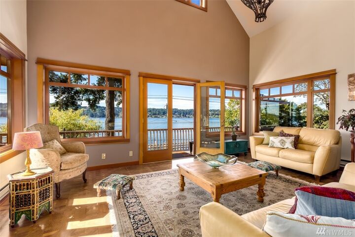 Property Photo: 4720 Crystal Springs Dr NE WA 98110