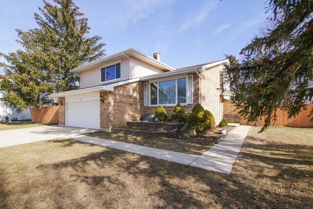 Property Photo: 808 Tanglewood Drive IL 60090