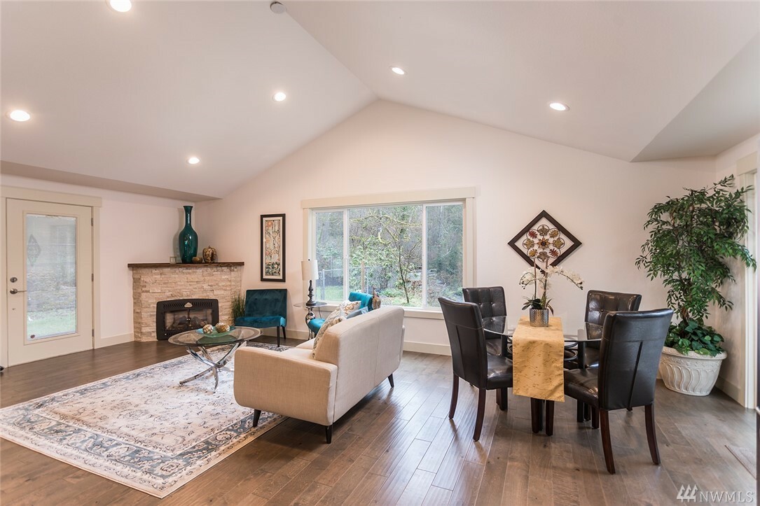 Property Photo: 22545 Dorre Don Wy SE WA 98038