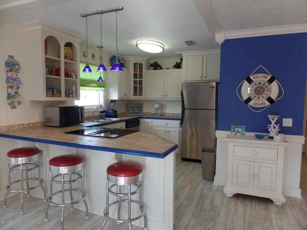 Property Photo: 6220 Sunset Avenue FL 32408