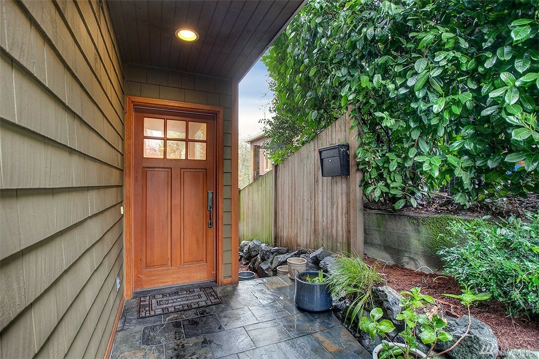 Property Photo:  2720 Nob Hill Ave N  WA 98109 