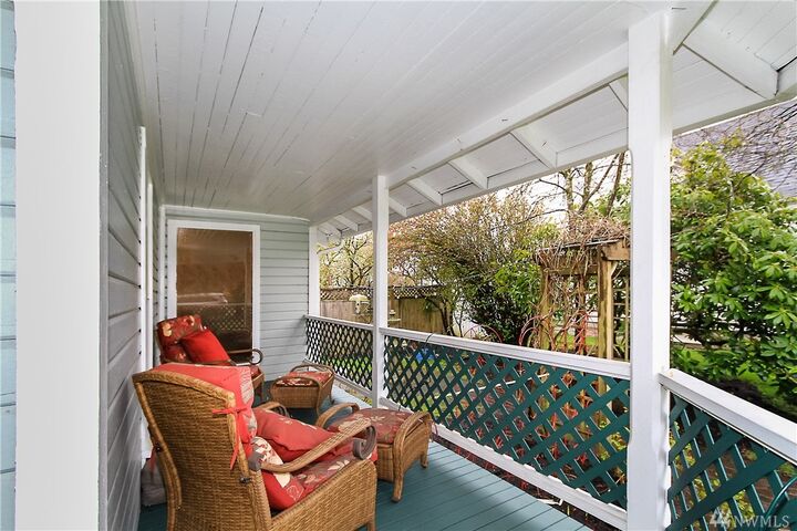 Property Photo: 1927 Rucker Ave WA 98201