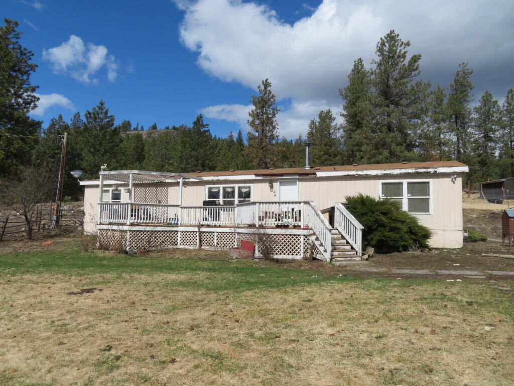 Property Photo:  262 Klondike Rd  WA 99166 
