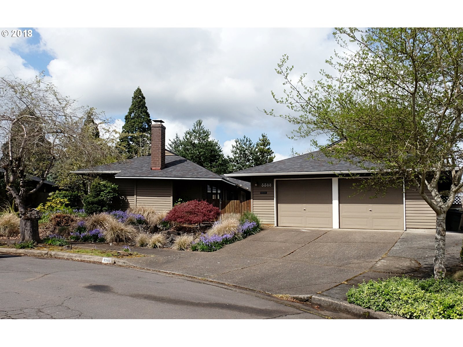 Property Photo: 5588 NW Edgebrook Pl OR 97229