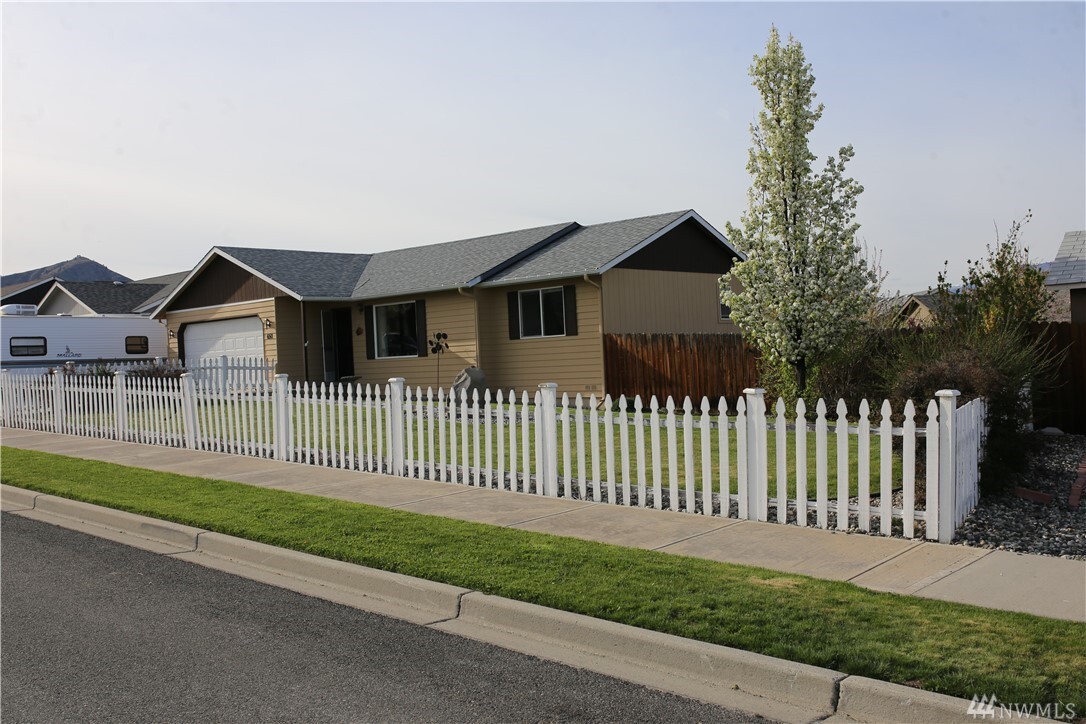 Property Photo: 650 Sally Dr WA 98801