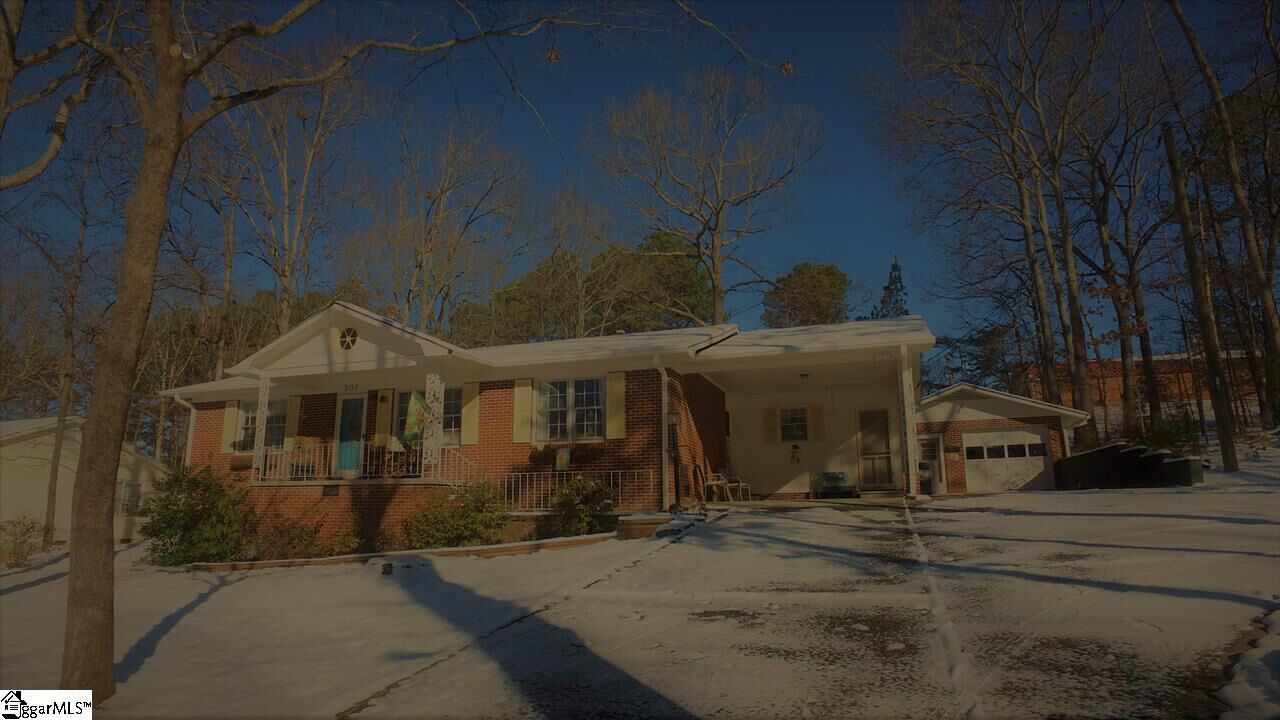 Property Photo: 303 Moss Lane SC 29356