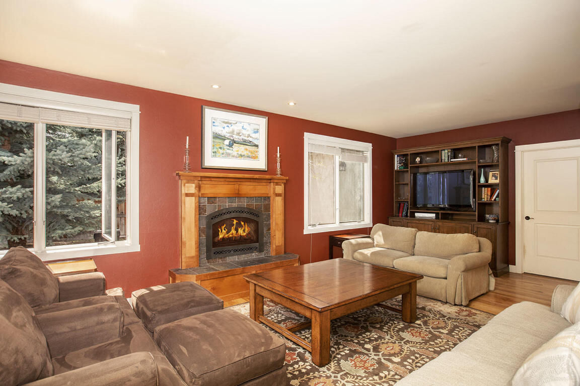 Property Photo: 511 Deerwood Dr ID 83333