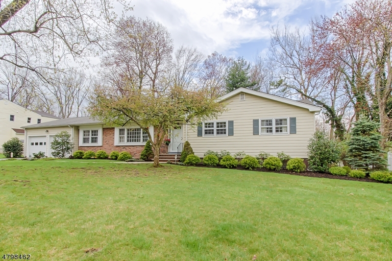 Property Photo:  3 Pin Oak Rd  NJ 07006 