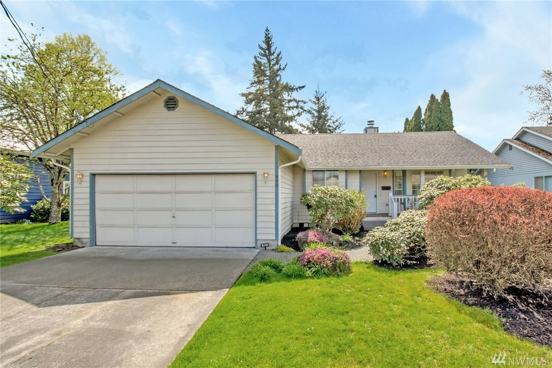 Property Photo: 920 8th Ave NW WA 98371