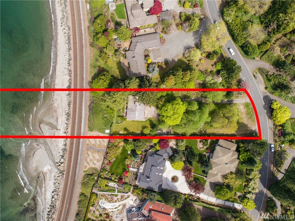 Property Photo: 8229 Talbot Rd WA 98026