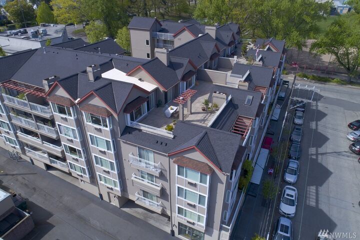 2425 33rd Ave W 402  Seattle WA 98199 photo