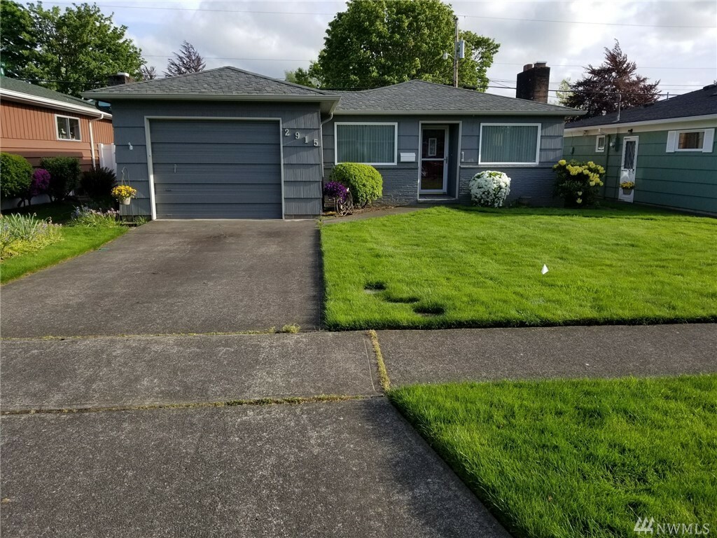 Property Photo:  2915 Magnolia St  WA 98632 