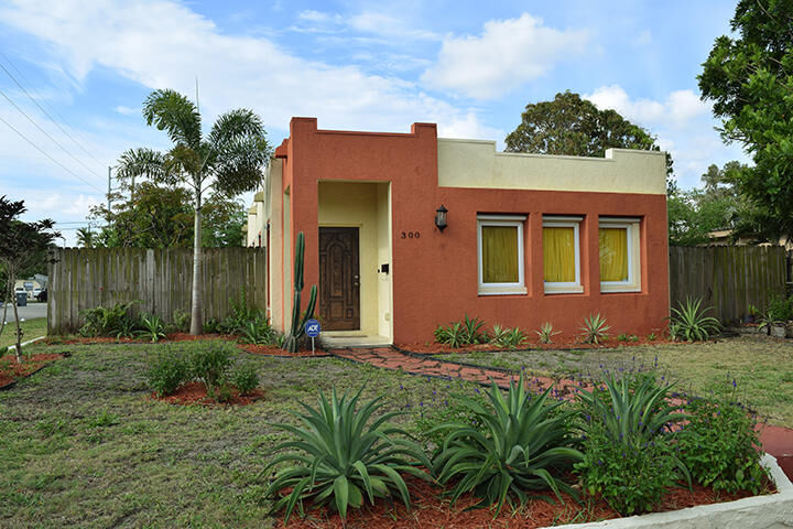 Property Photo:  300 Bayberry Drive  FL 33403 