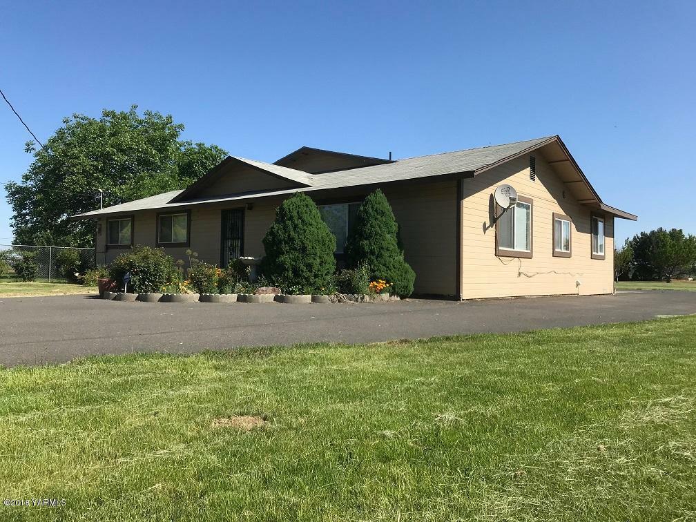 Property Photo: 9231 N Track Rd WA 98948