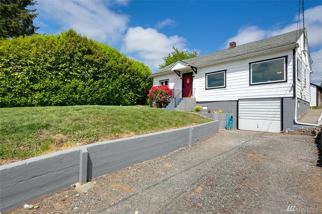 Property Photo:  2812 NE Alder St  WA 98310 