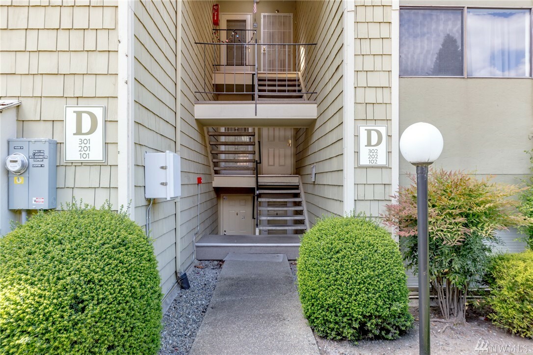 Property Photo:  2020 Grant Ave S D102  WA 98055 