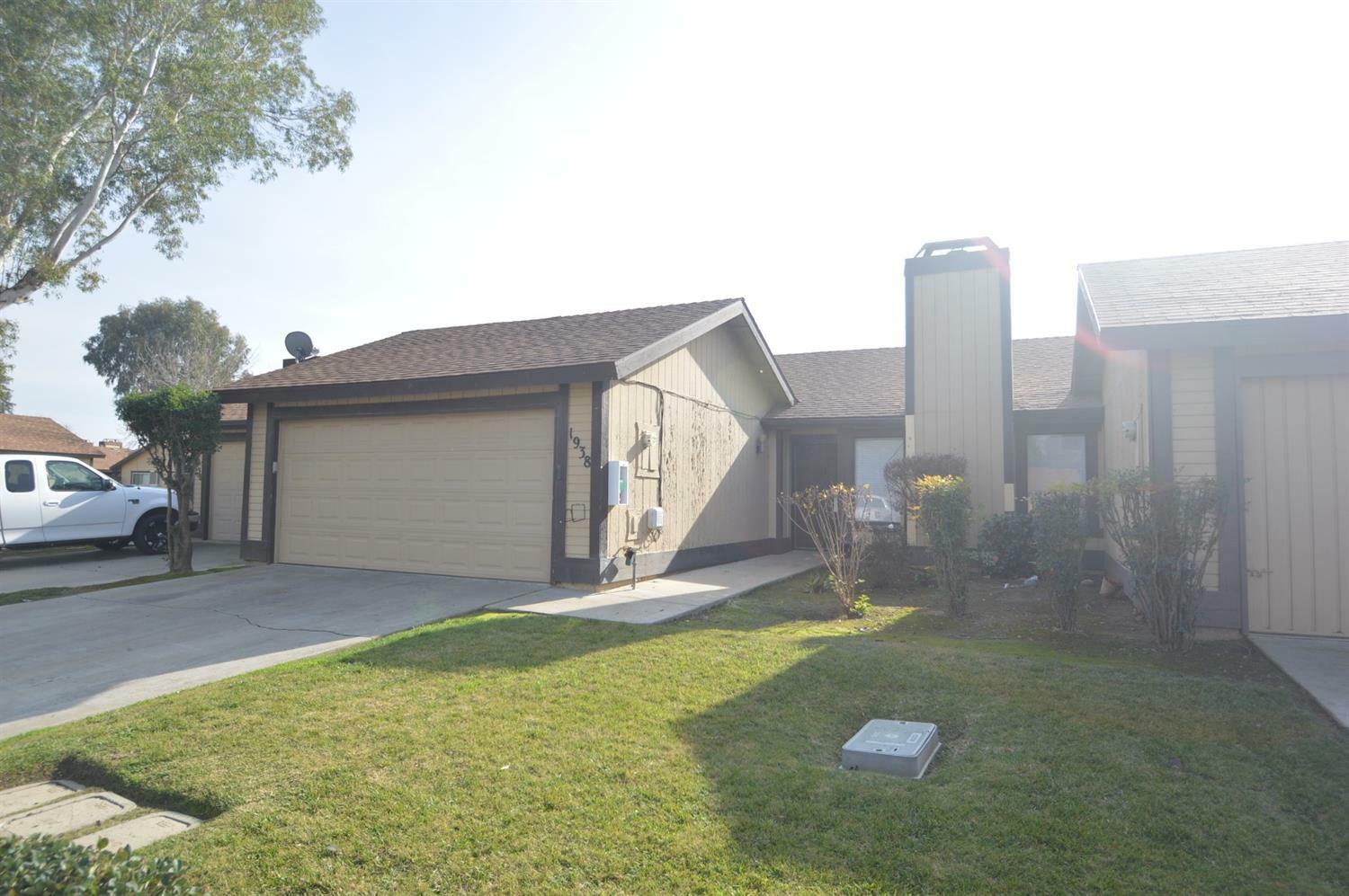 Property Photo:  1938 E Harold Avenue  CA 93292 