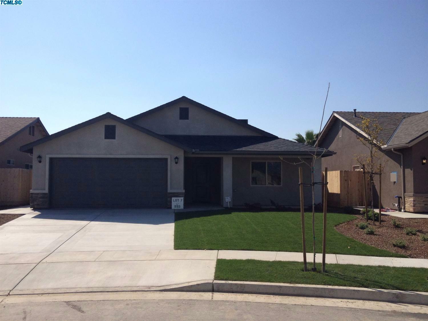 Property Photo:  1050 E Vine Court  CA 93292 