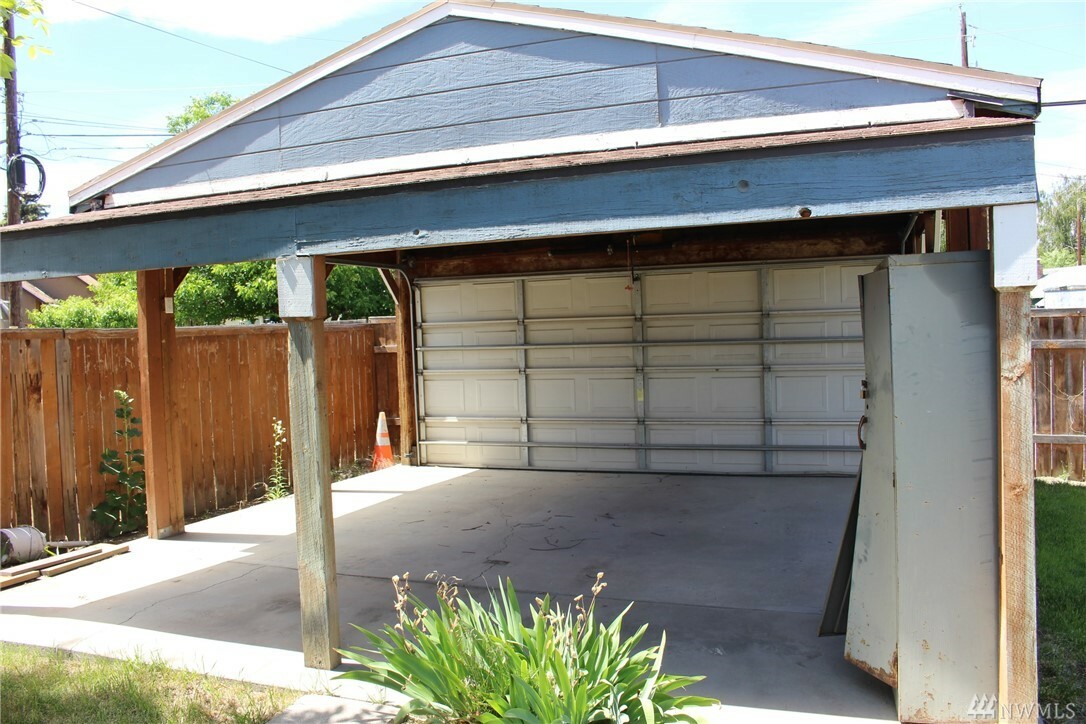 Property Photo: 914 Orondo Ave WA 98801
