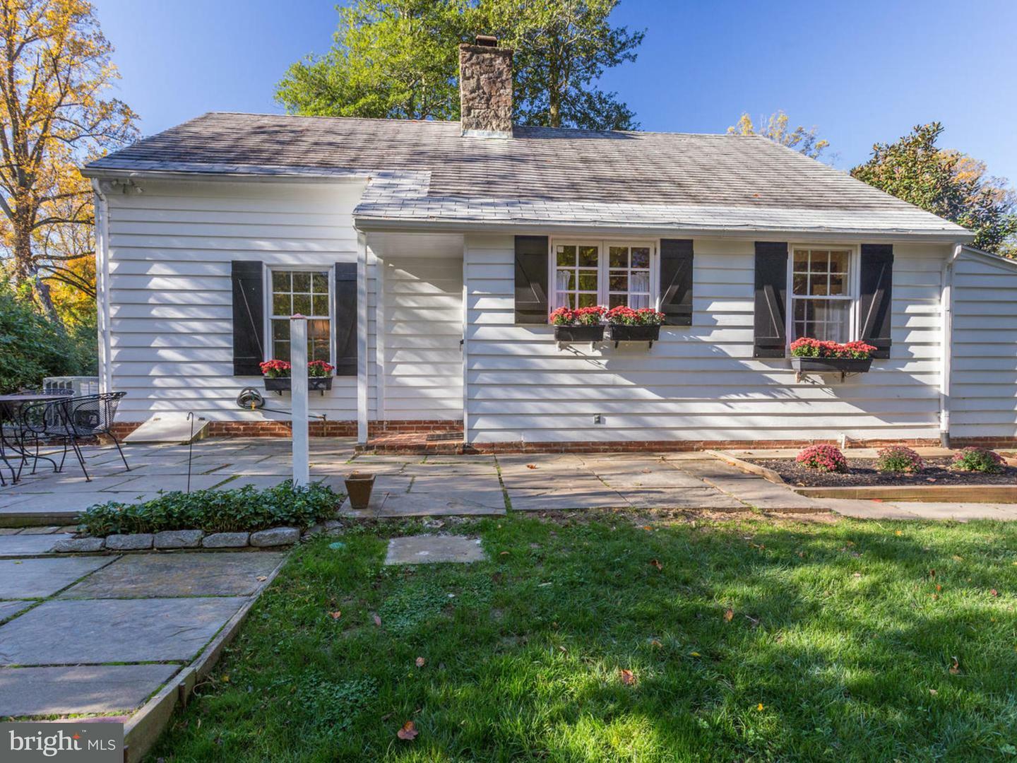 Property Photo:  1157 Swinks Mill Road Cottage  VA 22102 